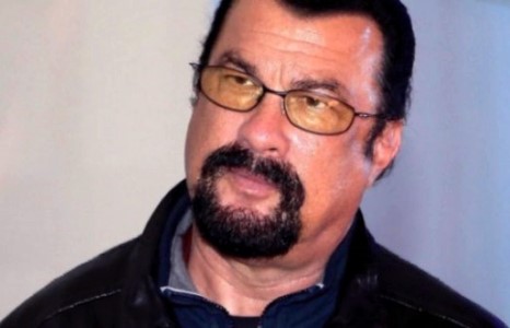 Стивен Сигал саналаа өгөхийг хүсчээ