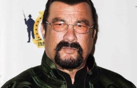 Тулааны мастер Стивен Сигал хүчингийн хэрэгт холбогдлоо