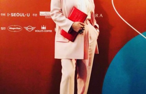 Жүжигчин Г.Ундармаа Seoul Fashion Week-т зориулж ингэж хувцаслажээ