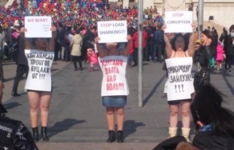 Эмэгтэйчүүд баяраараа хагас нүцгэн жагсаал хийлээ