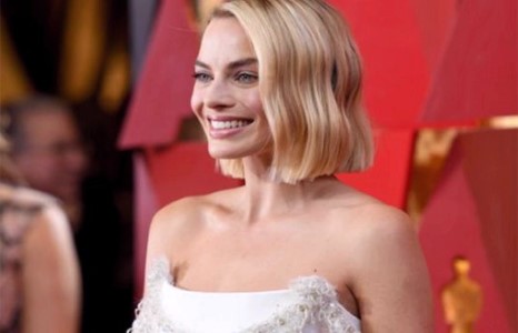 Марго Робби ээжийгээ харуулжээ