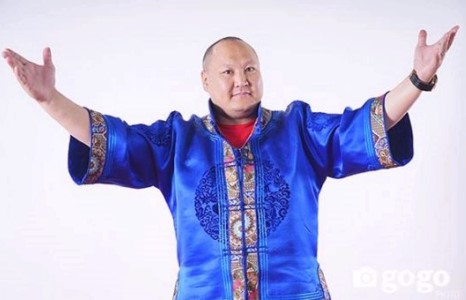 Дуучин Т.Дэлгэрмөрөн гэргийдээ очоод иржээ