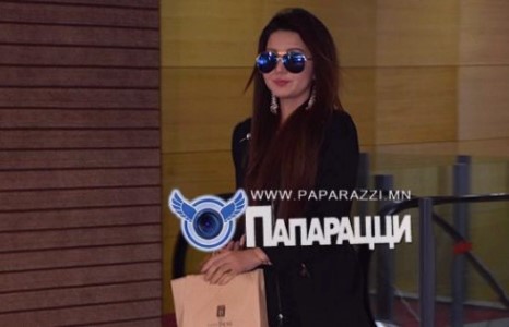 Загвар өмсөгч Б.Долгион ойрд их даруухан явна