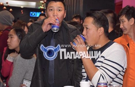 Кинонд тоглохгүй ч, киноны нээлт хөтлөж явна даа