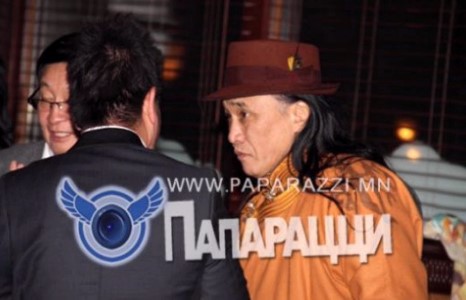 Хар сарнай хамтлагийн дуучин  Амараагийн аавын залуу нас