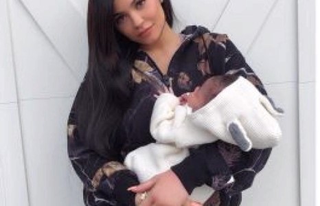 Каяли Женнер охиныхоо зургийг дэлгэв