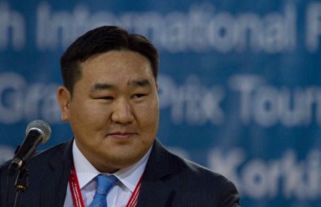 Төрийн түшээдийн хийгээгүйг Түмний хүү хийлээ