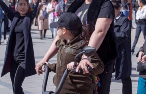 Дэлгэрмөрөн цахилгаан скүүтэрээр гангарлаа