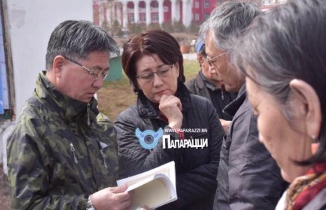 С.Оюун ахынхаа хөшөөнд хүндэтгэл үзүүллээ