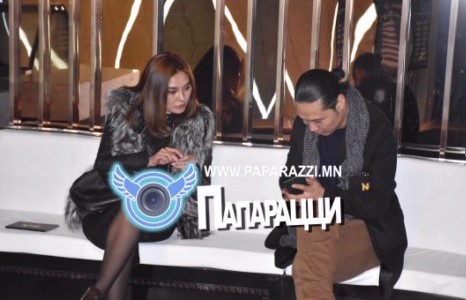 Жүжигчин Эби төрсөн дүүгийн хамт...