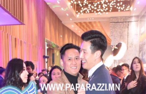 Загвар өмсөгч Э.Энхболд, жүжигчин Лхагва нарын дотно тэврэлт...