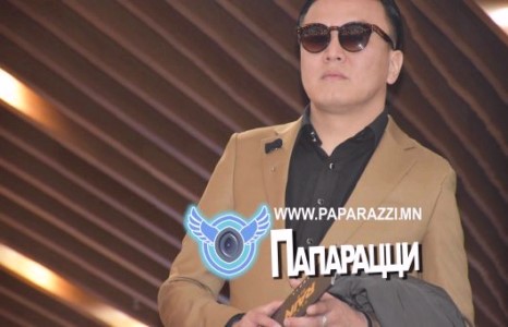 Жүжигчин А.Мөнхтөрийн шил нэг л биш шүү