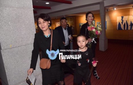 С.Оюун хэнз охиноороо гангарав