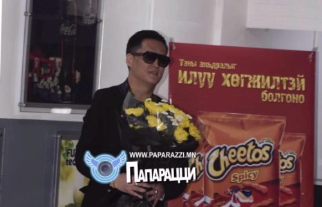 Дуучин, жүжигчин Д.Лхагва цэцгийн баглааг хэнд зориулав…