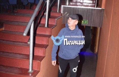 Жүжигчин Баатархүү арын хаалгаар....