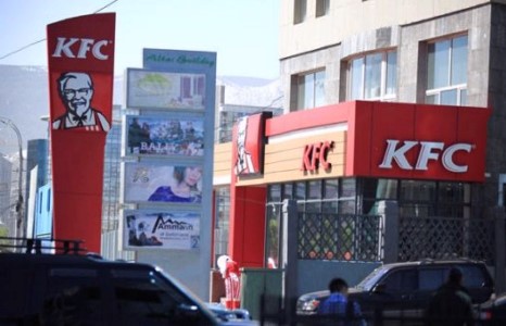 КFC үйлчлүүлэгчээ доромжилж, хөөж гаргахыг завдсан байна