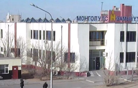 Замын-Үүд дэх гаалийн газарт жилд 15 тэрбум төгрөгөөс илүү орлого олдог хоёр байцаагч байна