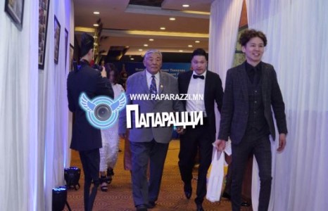 Х.Баянмөнх аваргаа, тамга тэмдэг булаалдаад сууж байх хэрэг байна уу даа 