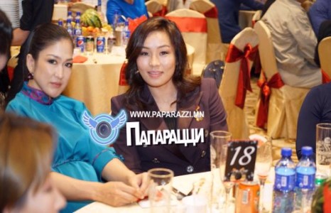 Д.Сумьяа хуримандаа бэлдээд завгүй 