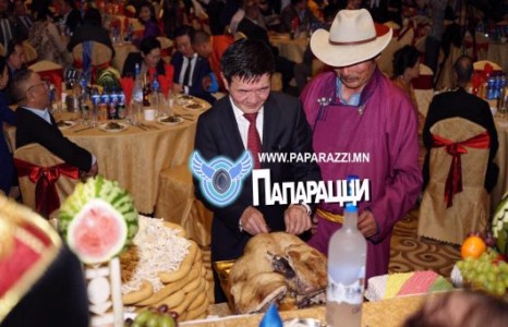 Ц.Нямдорж сайдын гэргий Ж.Долгормаа гэрэл зурагчдаас харшилтай  