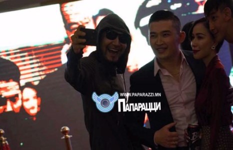 Сайхан төрөхөө юүдэнтэй малгайгаар халхлан юусан бэ