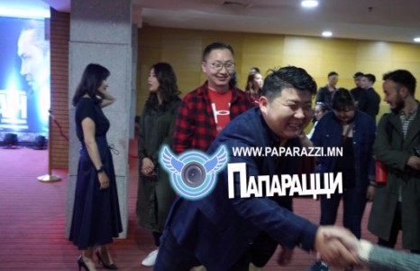 Жүжигчин Батаа хүндэт нэгэн бололтой...