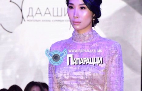 Загвар өмсөгч С.Төгсийг тайзнаас тольдохуй