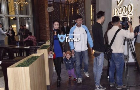 Жүжигчин Байлаа өөрийг нь өөрчилсөн нялх амрагтайгаа