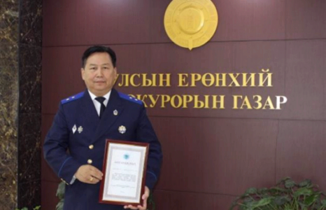 Монголын хамгийн баян прокурорт хууль үйлчилдэггүй гэж үү?