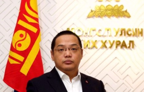 Шилэн Цогоог “Шангри-Ла”-гийн ресторан шавьжтай хоолоор дайлав