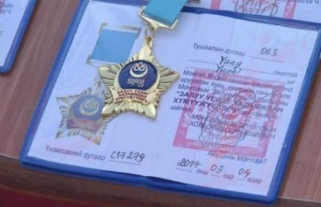 МЗХ-ны “Тэргүүний залуу” тэмдгээр хятад иргэдийг шагнасан асуудлаа тайлбарлаач ээ,  А.Мөнхбат аа 