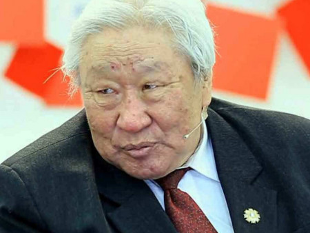 News Paparazzi : ​  Д.Бямбасүрэн: Оюутолгойн гэрээ бол эрх мэдэлтнүүдийн шуналын нян цугларсан бохирын сав