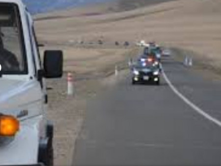 News Paparazzi : Уулын уруу автомашинтайгаа унах гэж байсан согтуу жолоочийг аварчээ