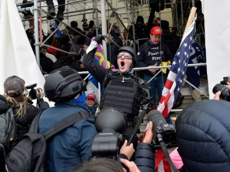 News Paparazzi: Д.Трампыг дэмжигчид Капитолын ордон руу дайрч үймээн дэгдээснээр нэг хүн амиа алджээ