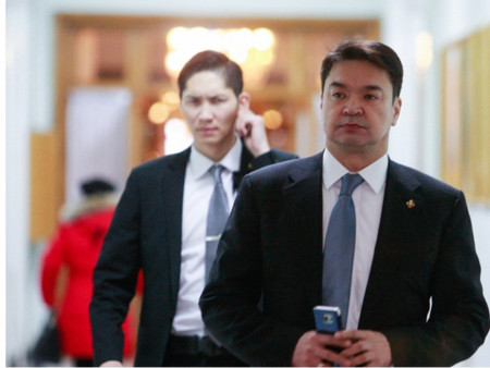 News Paparazzi: Ч.Сайханбилэг: Өнөөдөр инээж нуруугаар тэврэх ч маргааш хэрэг гарвал нуруу руу чинь хутгалах зантай хүн нэг бус байгаа