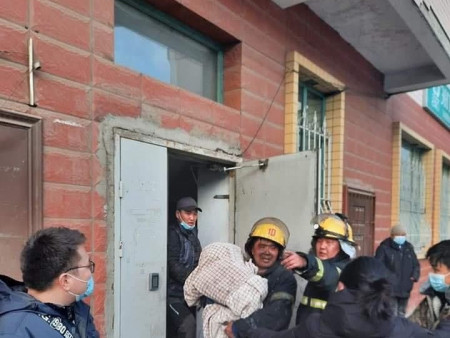 Богд-Ар хорооллын 11А байрны 8 -н давхарт гал түймэр гарчээ. Онцгой байдлын аврагч нар 66 иргэнийг авран хамгааллаа