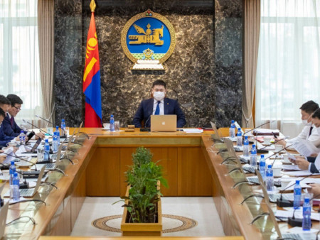 Засгийн газар цаг үеийн асуудлаар хуралдаж байна
