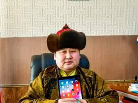 Увс аймгийн ИТХ дарга Ц.Батболд төлөөлөгчдөдөө 80 саяар таблет авч өгөхөөр тендер зарлажээ