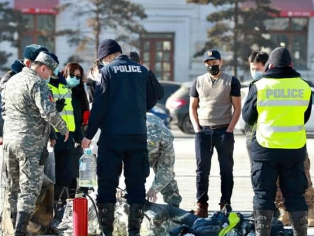 Шатаж байгаа иргэнд хамгийн түрүүн тусламж үзүүлэхийг оролдсон дэд ахлагч н.Даваажаргал түлэгдэж, эмнэлгийн тусламж авчээ