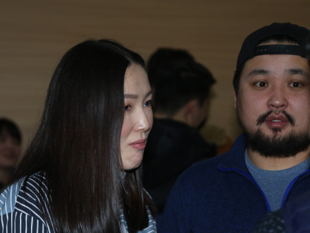 Photo paparazzi ••• “Фантастик” продакшны жүжигчин Э.Алдарыг аав болгож баярлуулсан эмэгтэйг...