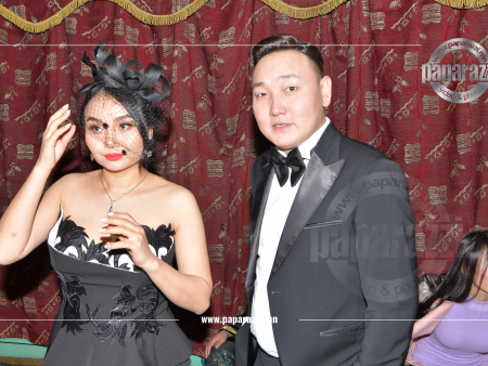 Photo Paparazzi •••  Дуучин Б.Болд Х.Мөнгөнцэцэг нар гурав дахь хүүхдээ өлгийдөн аваад удаагүй ч шинэ тоглолт уран бүтээлдээ оржээ