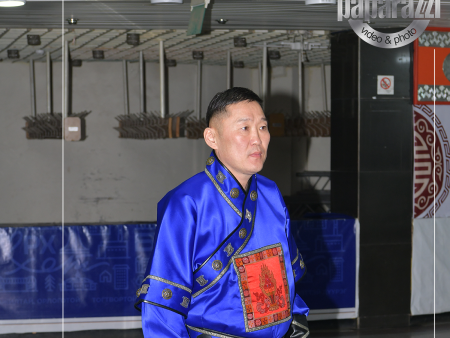 Photo Paparazzi ••• Алиа зангаараа олон нийтийн сүлжээнд зартай жүжигчин Адьяа манай папараццид өртлөө