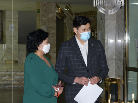 Photo paparazzi •••  Соёл урлагийн газрын дарга Ж.Дамдинцэрэн Урлагийнхаа хамт олны тоглолтуудыг  дэмжин ажиллаж байгаа нь элдэв амбицгүй даруухан санагдлаа...