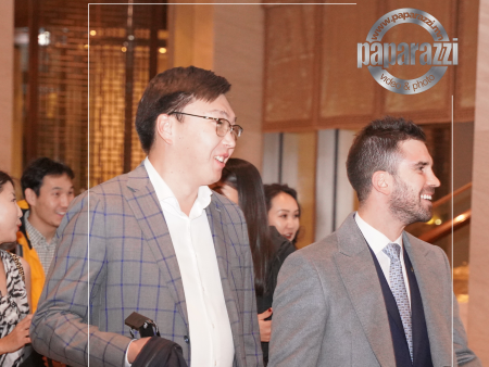 Photo Paparazzi •••  Монголын хамгийн том сүлжээ дэлгүүрийн өв залгамжлагч гадаад найз залуутайгаа папараццид өртлөө