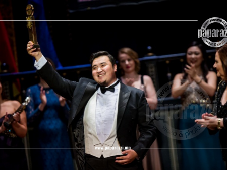 Photo paparazzi ••• МУГЖ Ариунбаатар дуучинтай энэ зэрэгцэх чансаатай дуучин...