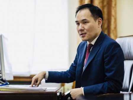 Албаны машинтай шоудсан гэх Гадаад харилцааны дэд сайд Б.Мөнхжинг чөлөөлөх үү?