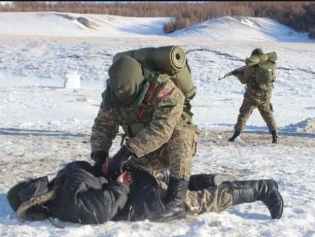 Цэргүүд сум дутааж, дурангаа хагалсанаас үүдэн даргаасаа айж, харуулын даргаа хөнөөсөн байж болзошгүй байна