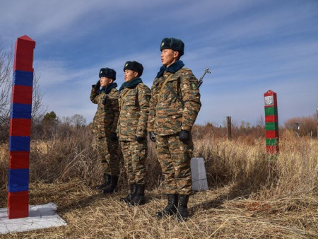 Ахлагчаа буудан хөнөөсөн хоёр цэргийн ангийн захирагчийг чөлөөлжээ