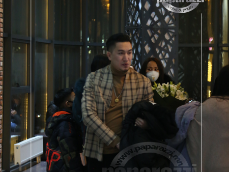 Photo paparazzi ••• ​  Жүжигчин Н.Мөнхсоёл саяхнаас шинэ амрагаа олны дунд дагуулж явах болжээ...