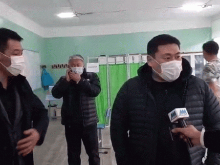 Ерөнхий сайд дархлаажуулалтын үйл явцтай танилцаж байна